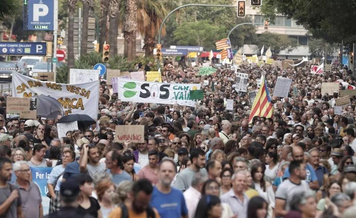 Zehntausende marschieren bei der Demonstration durch Palma.