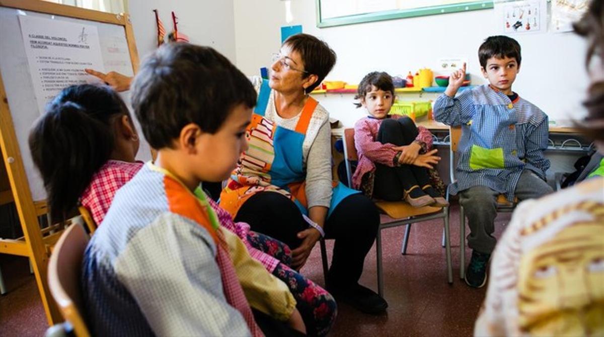 La mestra Roser Admetlla, amb els seus alumnes de P-5 de l’escola Argentona. La mestra Roser Admetlla, amb els seus alumnes de P-5 de l’escola Argentona.