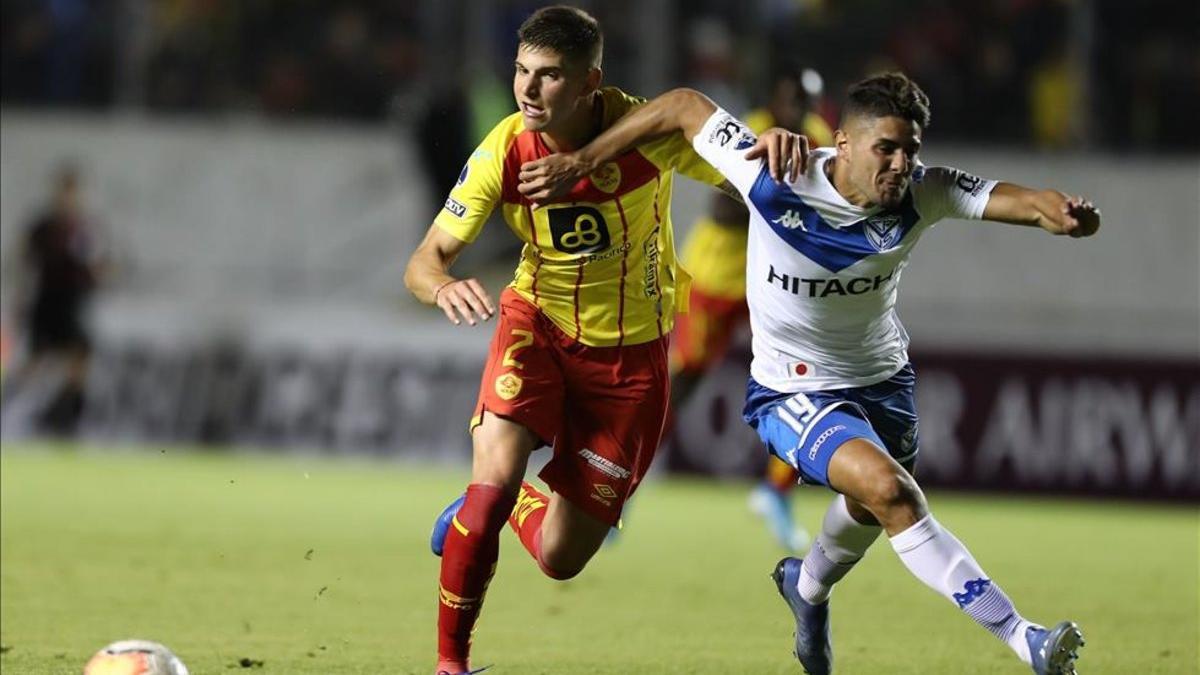 Aucas, en un partido contra Vélez.