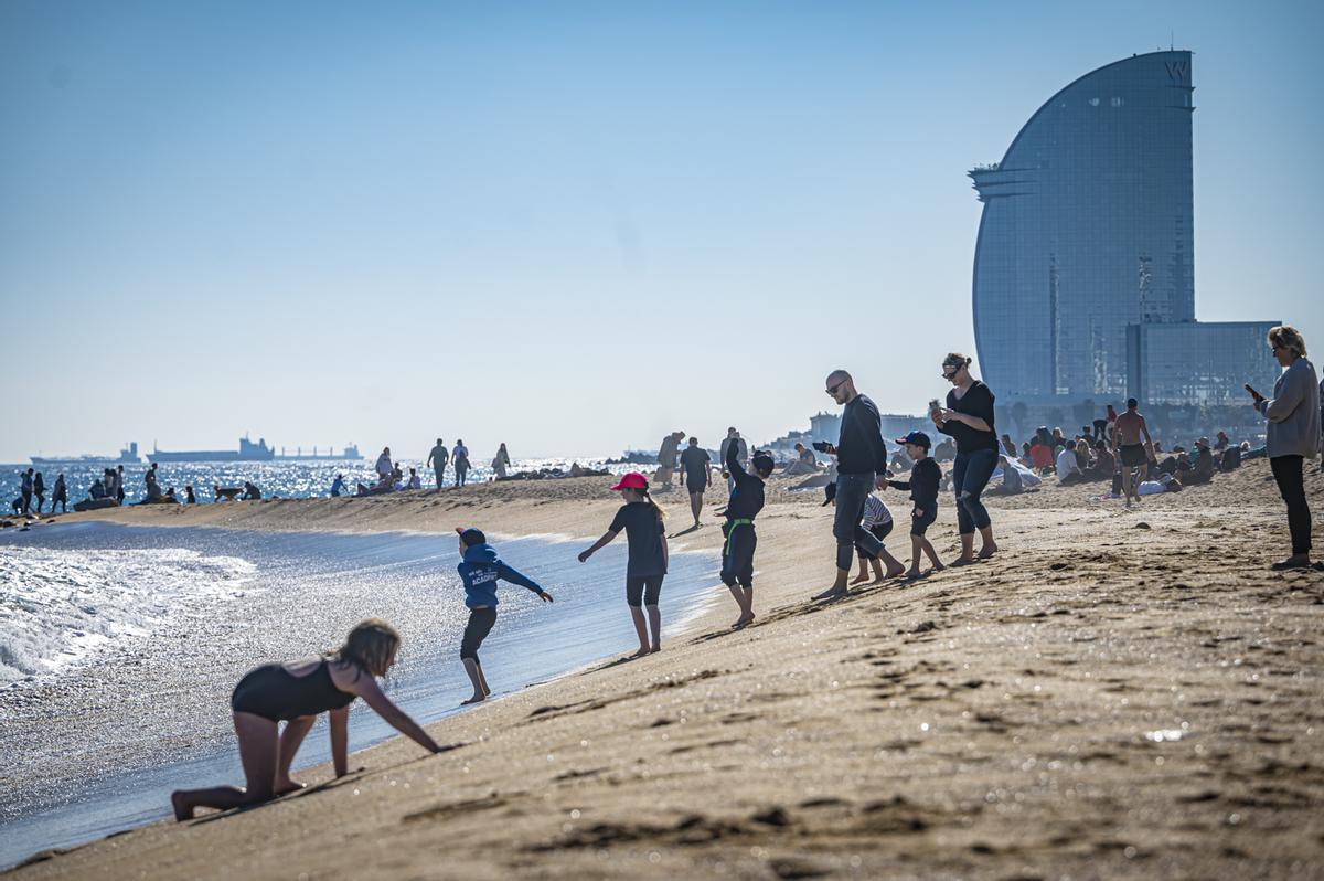 Los barceloneses acuden en masa a las playas de la ciudad para disfrutar del último día primaveral antes de la llegada del frío