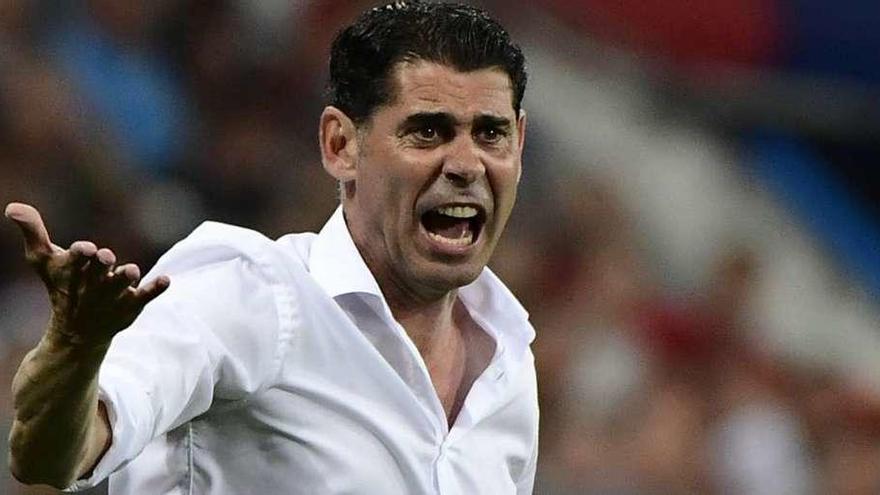 Fernando Hierro, durante un momento del partido de ayer contra Portugal.