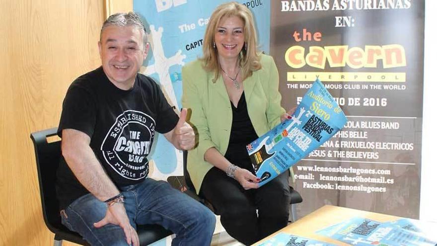 Chus García y Aurora Cienfuegos durante la presentación del concierto.