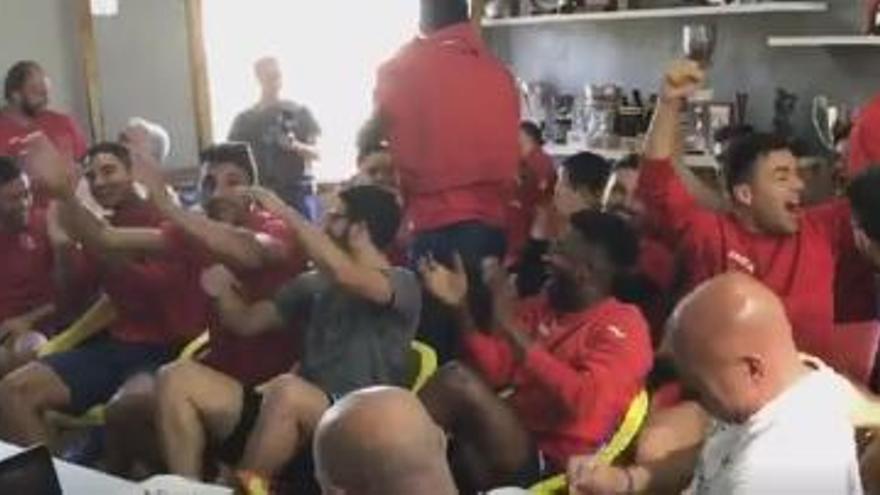 Los jugadores del Olot celebran el emparejamiento con el Sporting B.