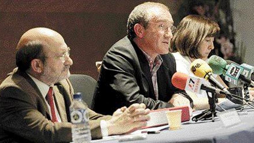 José Luis Díaz, Emilio Santiago y Teresa Araguas explicaron la postura del Sergas y del Chuvi. / marcos canosa