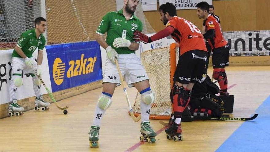 Toni Pérez, con la bola, busca un pase mientras David Torres, en el centro, lucha por la posición con Torra.