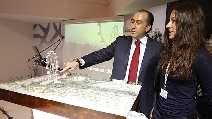 El alcalde y la autora del proyecto Beatriz Ramo con la maqueta del proyecto de la noria.