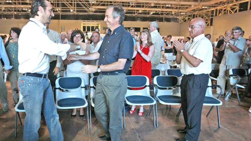 Bauzá felicita a Serra, tras ganar el congreso insular del PP de 2012, y, detrás, Sala aplaude.