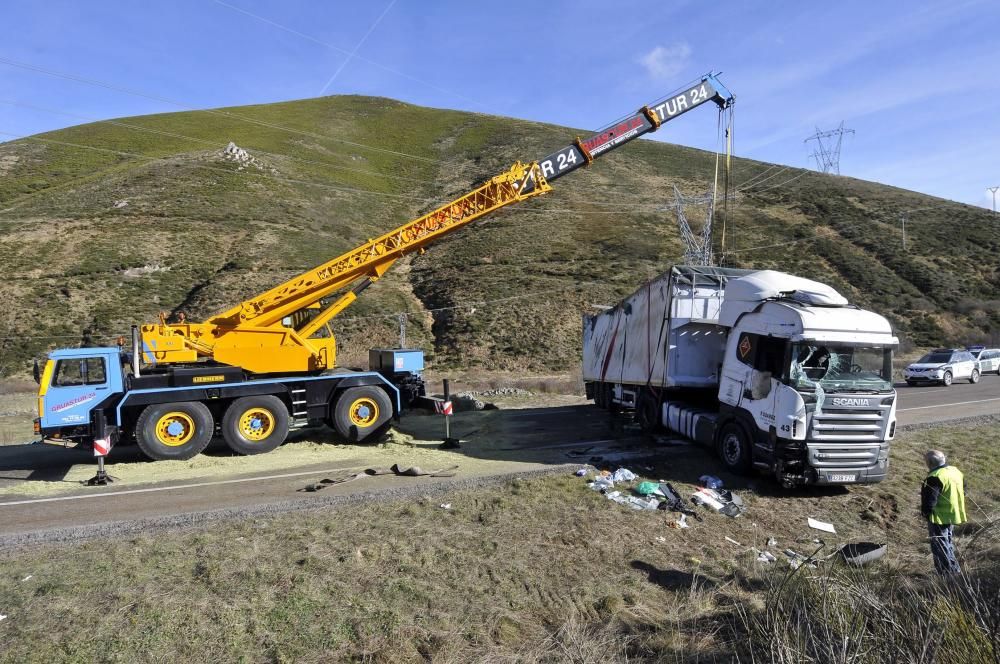 El vuelco de un camión obliga a cortar la carretera de Pajares