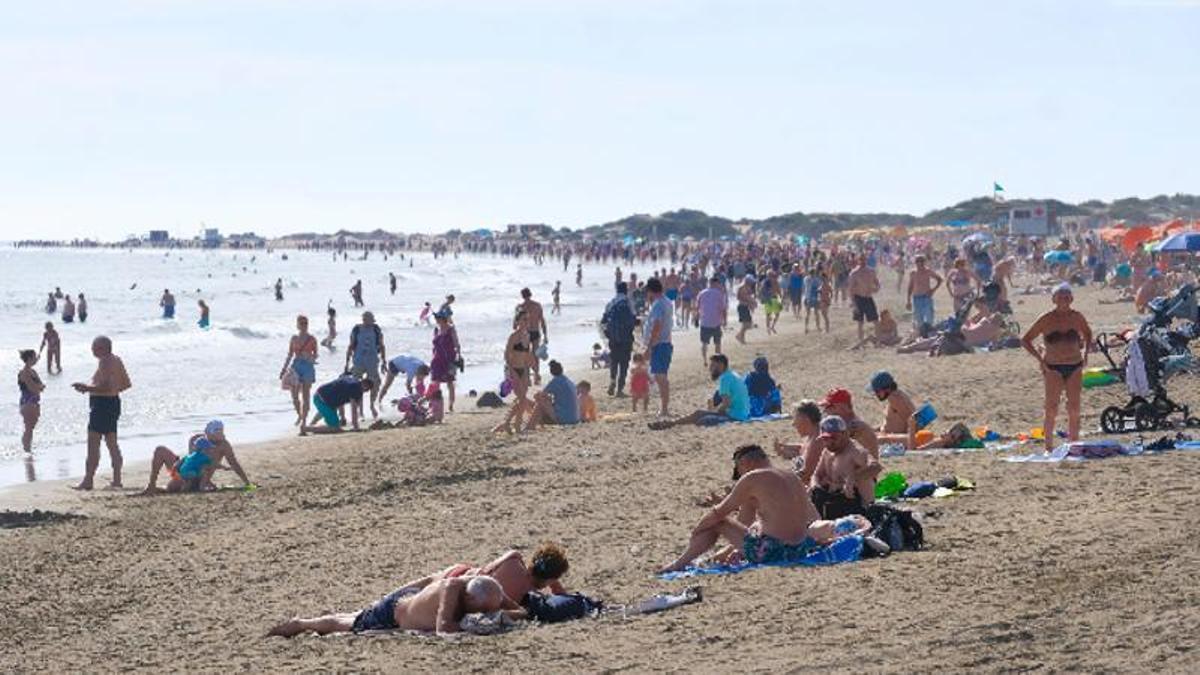 Turistas disfrutan de la playa.