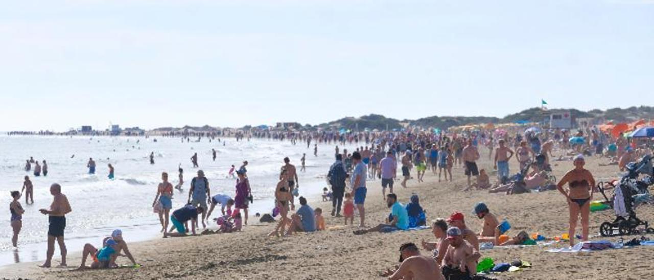 Turistas pueblan Playa del Inglés durante la recién finalizada temporada alta.