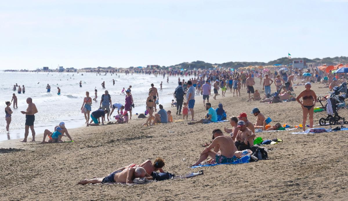 Turistas pueblan Playa del Inglés durante la recién finalizada temporada alta.
