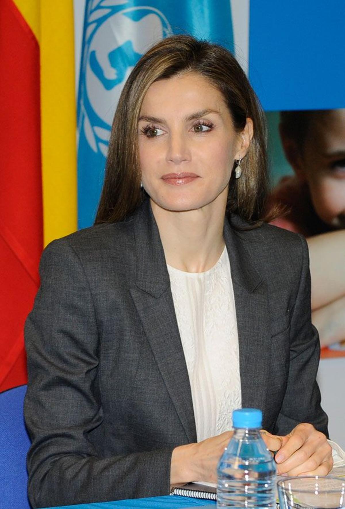 Letizia Ortiz en la Sede de UNICEF en Madrid con chaqueta gris
