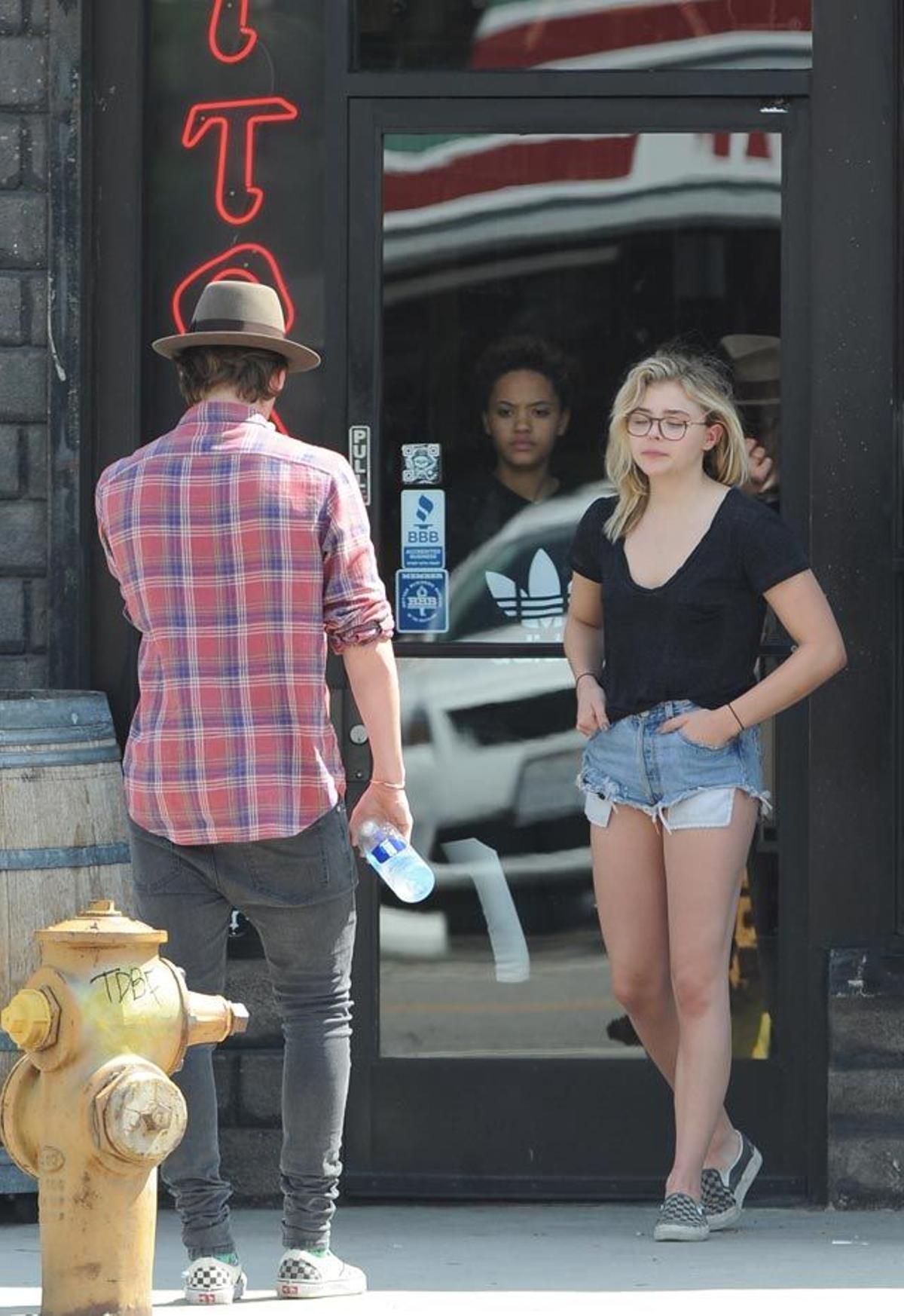 Chloe Moretz sale del estudio de tatuajes