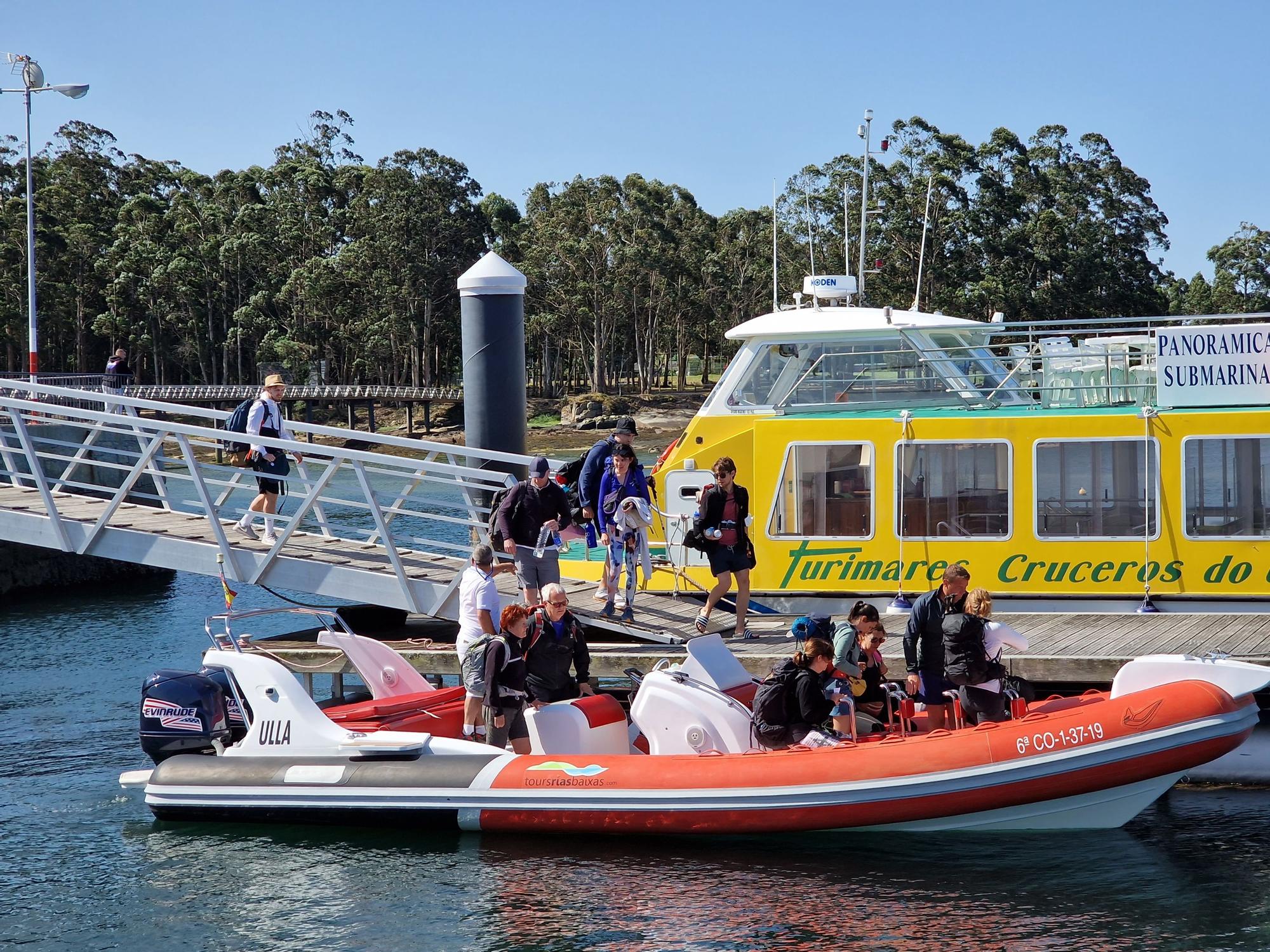 Peregrinos extranjeros que embarcaron en Vilanova para hacer la Ruta Xacobea hacia Pontecesures.