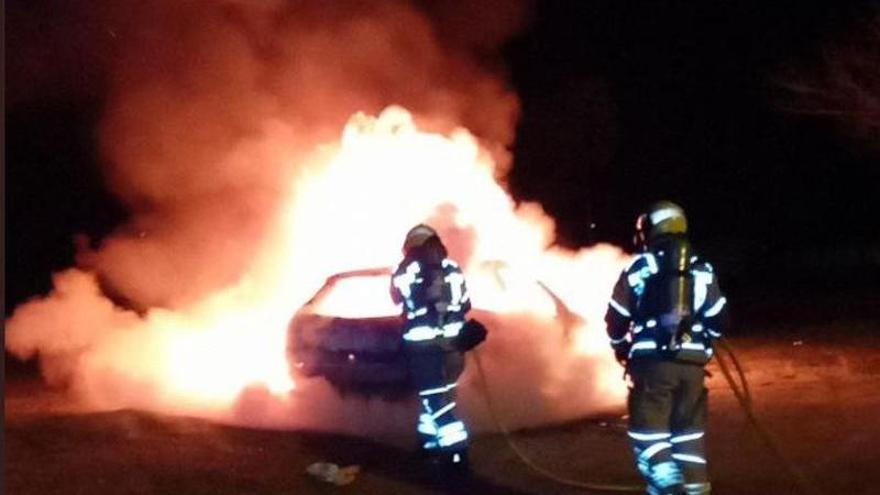 Crema totalment un cotxe de matinada a Girona