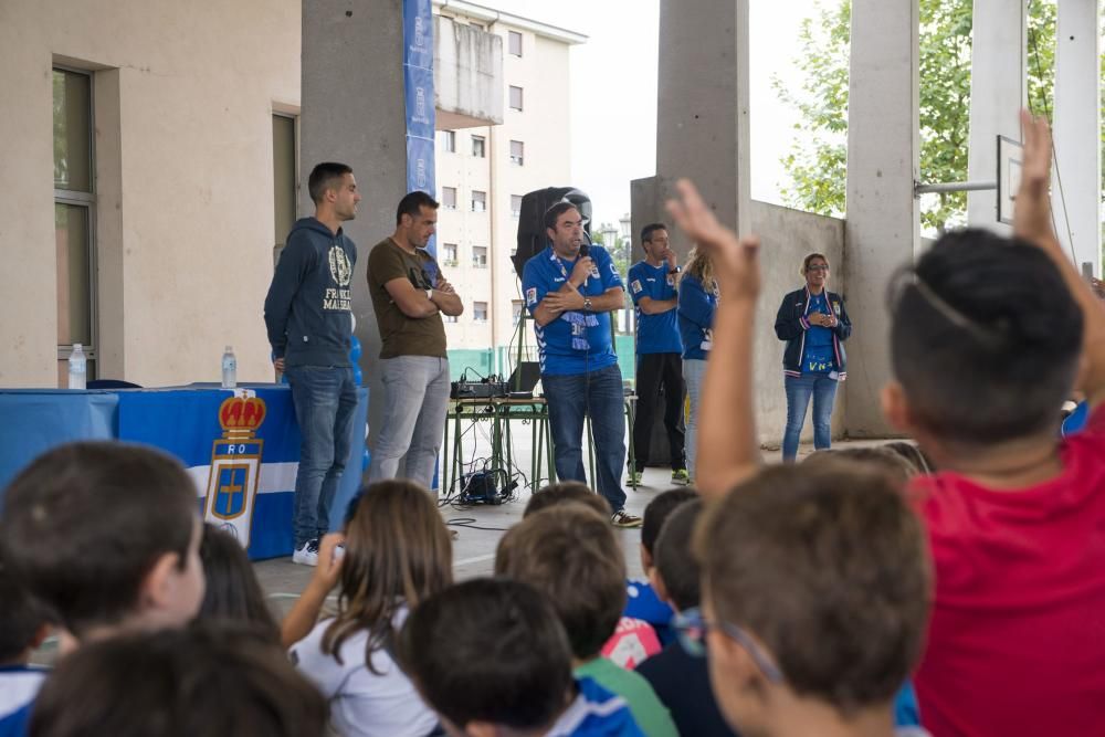 Los jugadores del Real Oviedo, Esteban y Diegui, visitan el colegio de La Corredoria 2