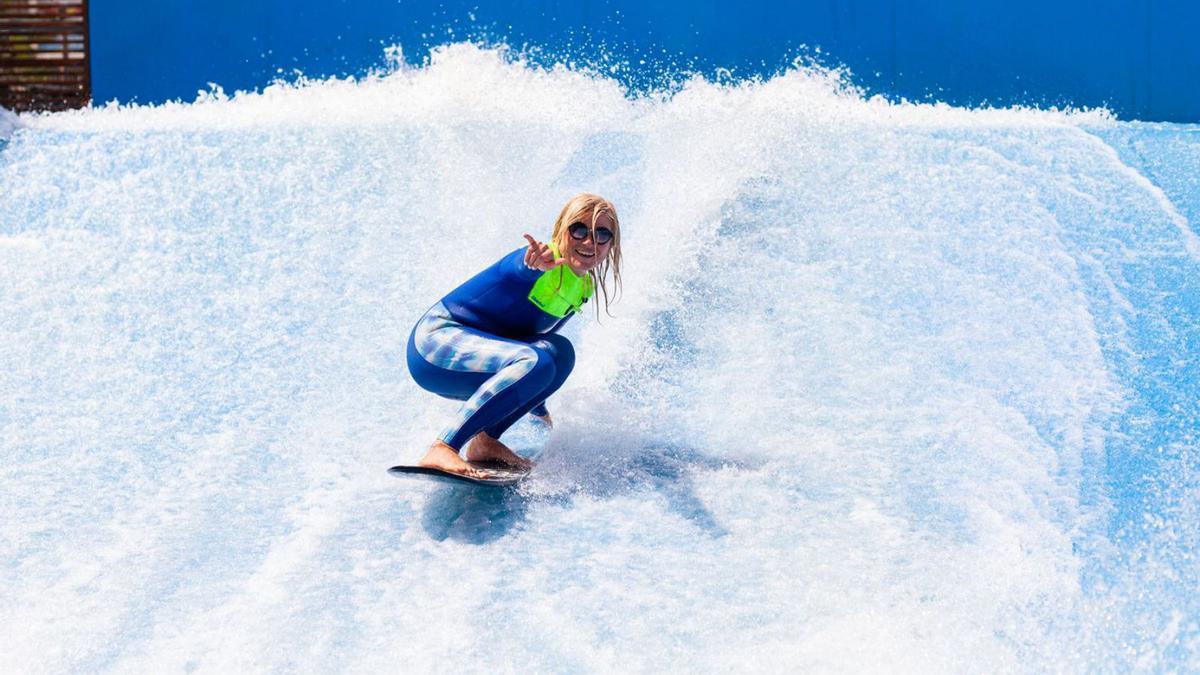 Una mujer disfruta del surf en la piscina de Bam Bu Ku.