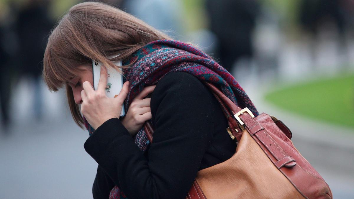 Una mujer habla por teléfono en Madrid