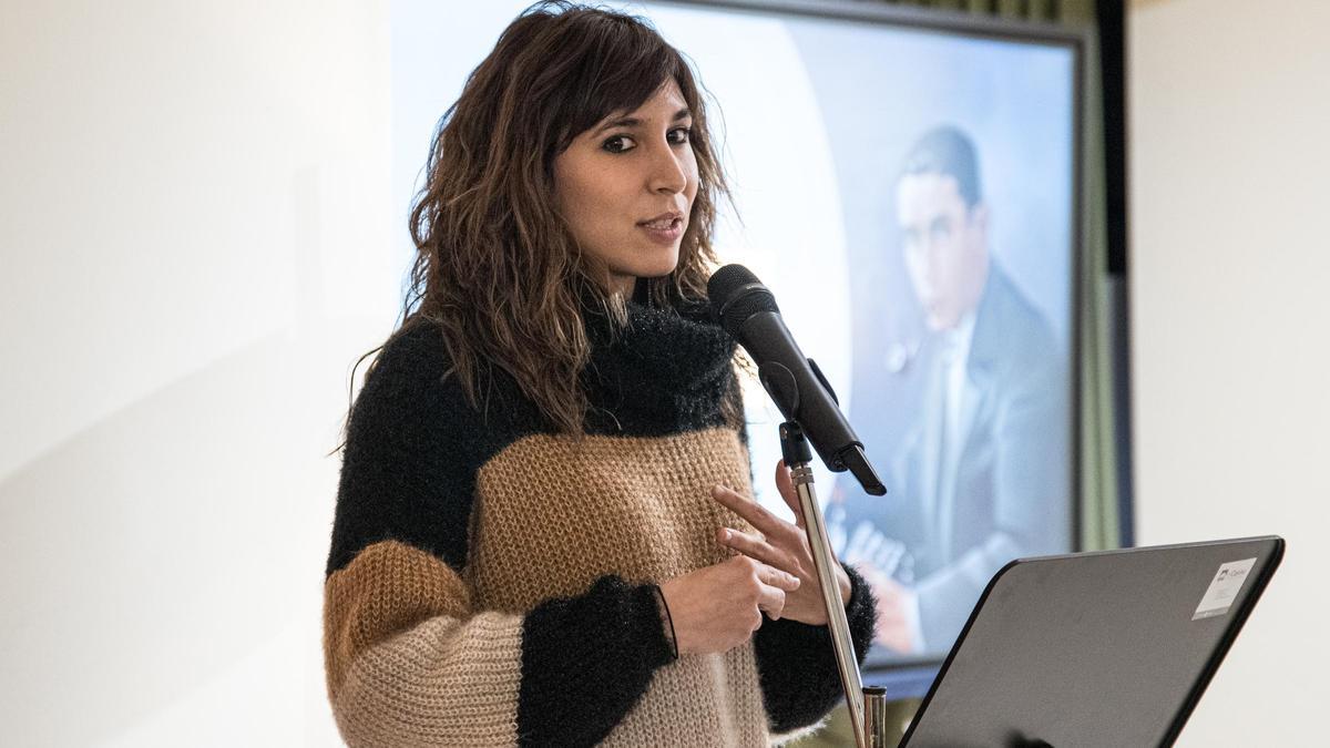 Nuria Orriols adreçant-se als presents