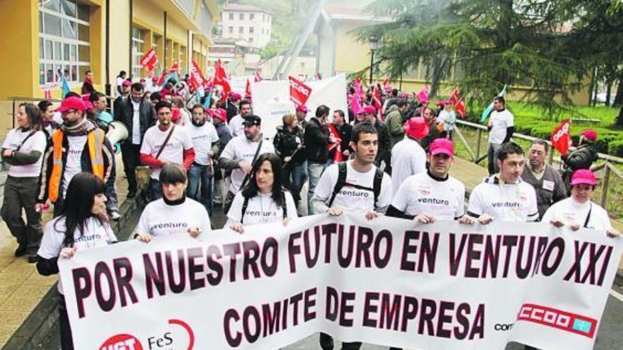 Una de las protestas de los trabajadores de Venturo XXI ante las instalaciones de la empresa en La Güeria.