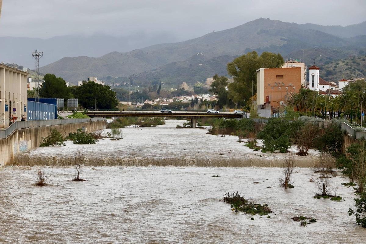 El Guadalmedina con agua por el desembalse del Limonero la pasada semana