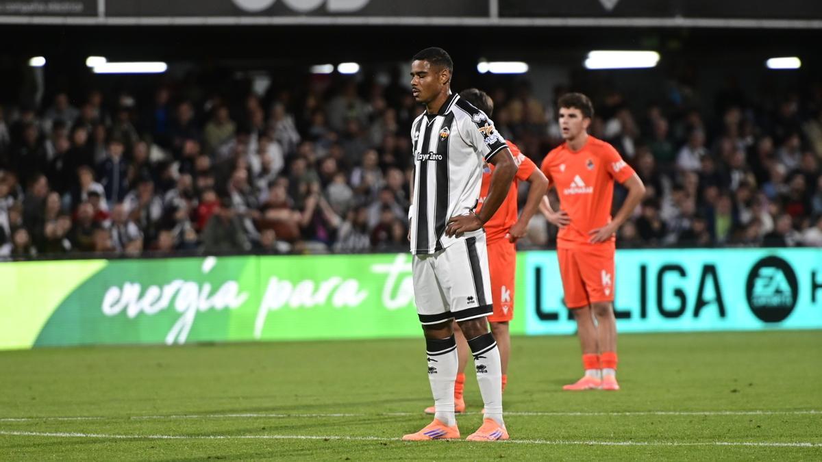 Douglas Aurélio, antes del lanzamiento de penalti que significó el 5-1.