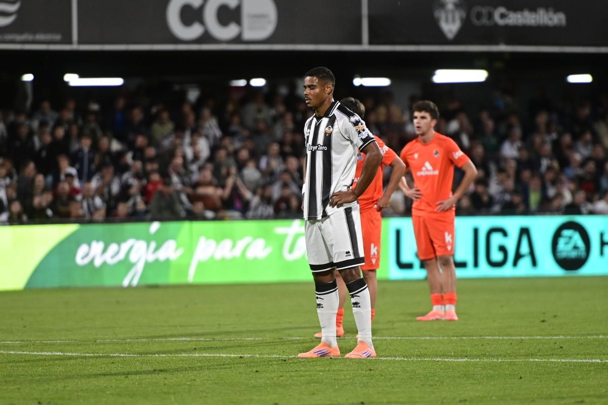 Douglas Aurélio, antes del lanzamiento de penalti que significó el 5-1 ante la Real B.
