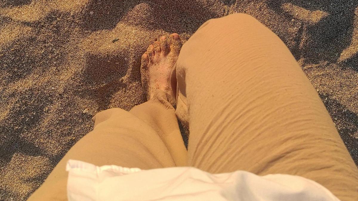 El truco viral que funciona para eliminar por completo la arena de playa de tus pies