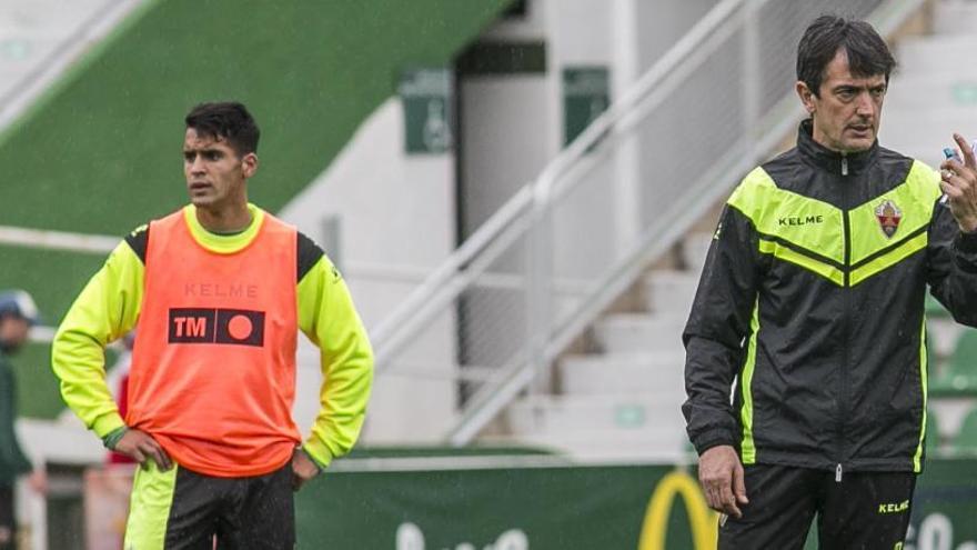 Benktib, junto a Pacheta, en un entrenamiento del Elche