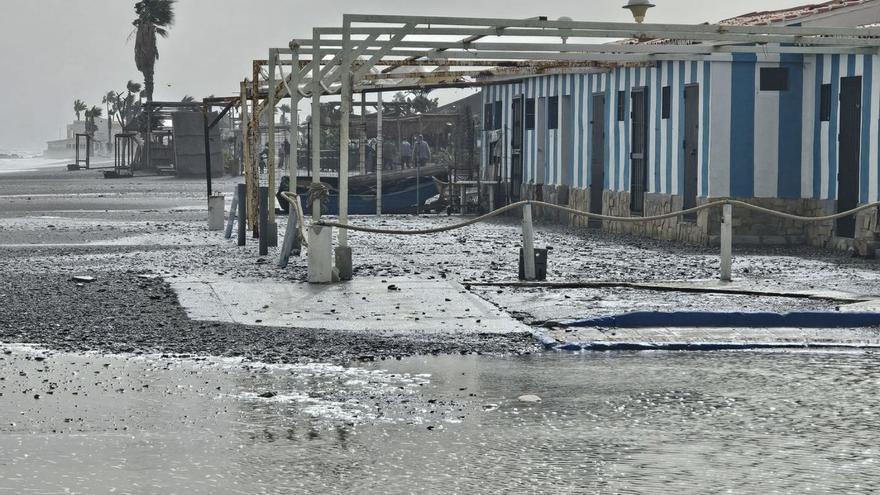 El temporal inundó este fin de semana muchos establecimientos de playa en La Axarquía.