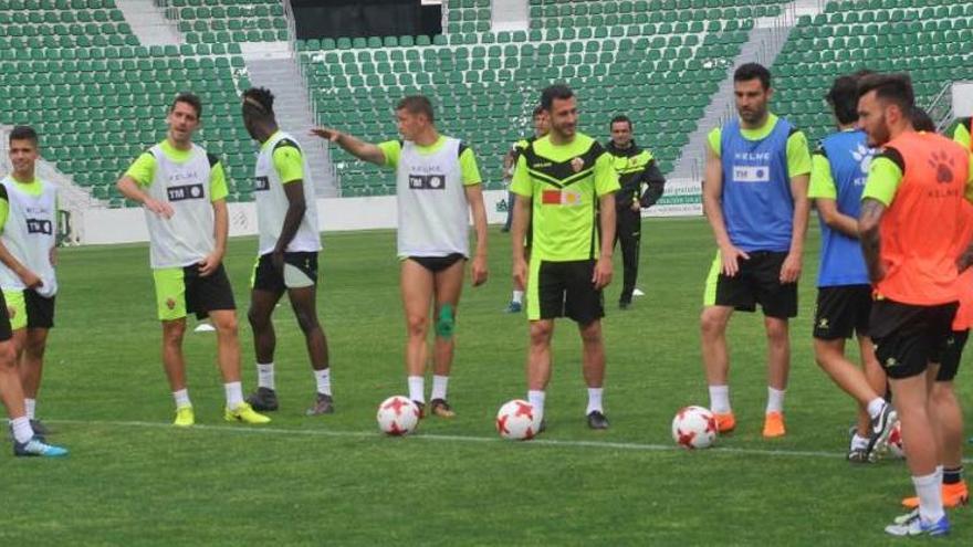 Los jugadores del Elche, durante el entrenamiento de esta mañana