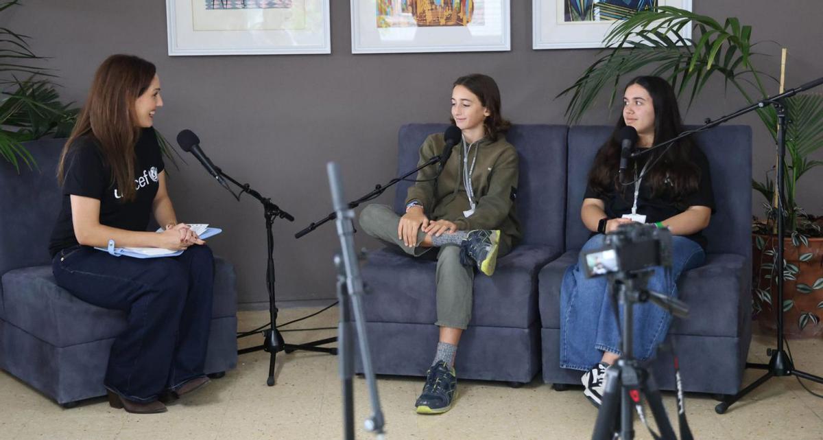 La periodista 
Lucía Pérez ,
con Antón y Eva, 
en la grabación 
del pódcast. 
|  Alba Villar