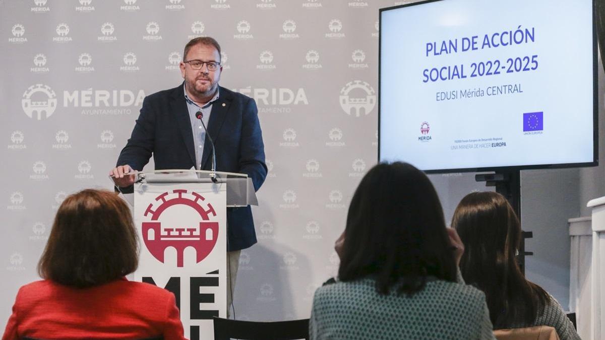 Presentación del plan de acción social, ayer, en el Ayuntamiento de Mérida.