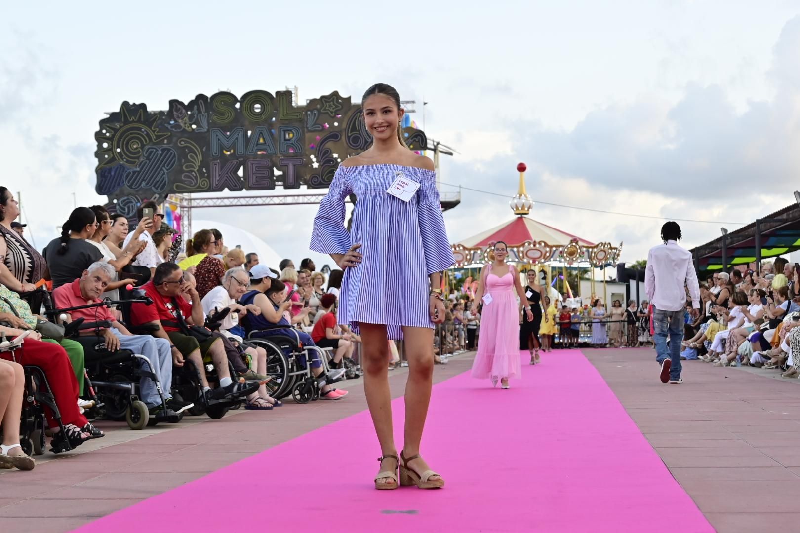 El Moll de Costa se viste de moda con el desfile solidario de Cáritas