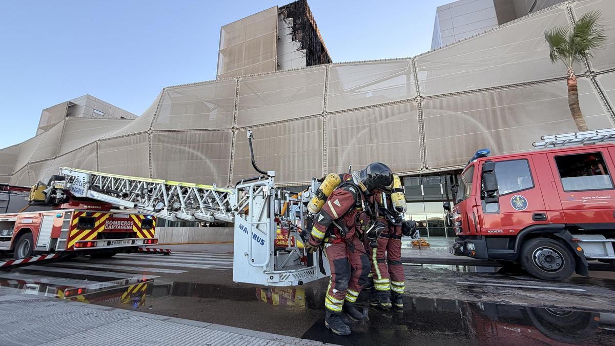 Tensión en las puertas del Hospital Santa Lucía de Cartagena durante el incendio