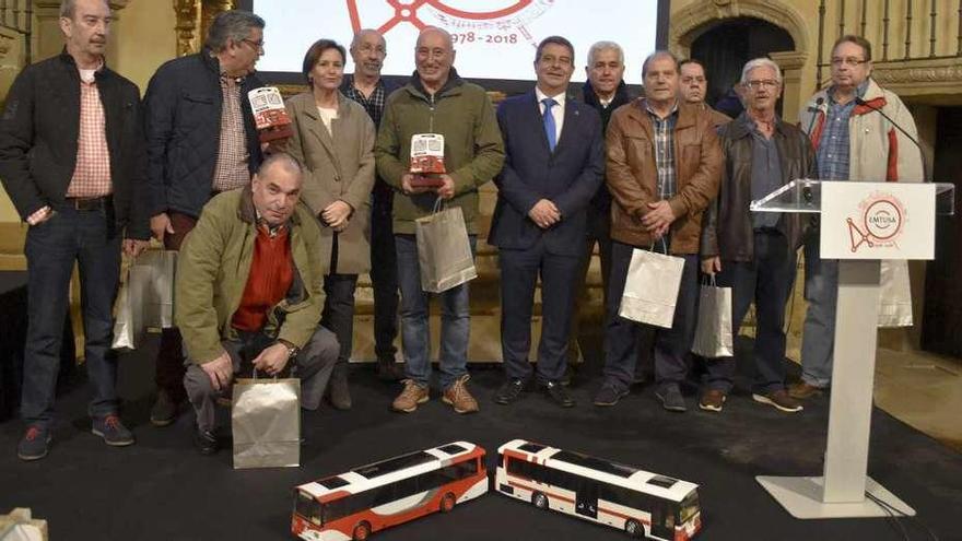 Foto de familia de los antiguos empleados que recibieron una distinción con la alcaldesa, Carmen Moriyón.