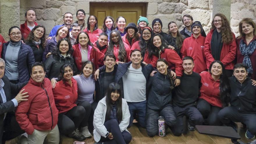 Los alumnos de Latinoamérica, a su llegada ayer a Ourense, tras culminar una etapa del Camino de Santiago. |  Roi Cruz