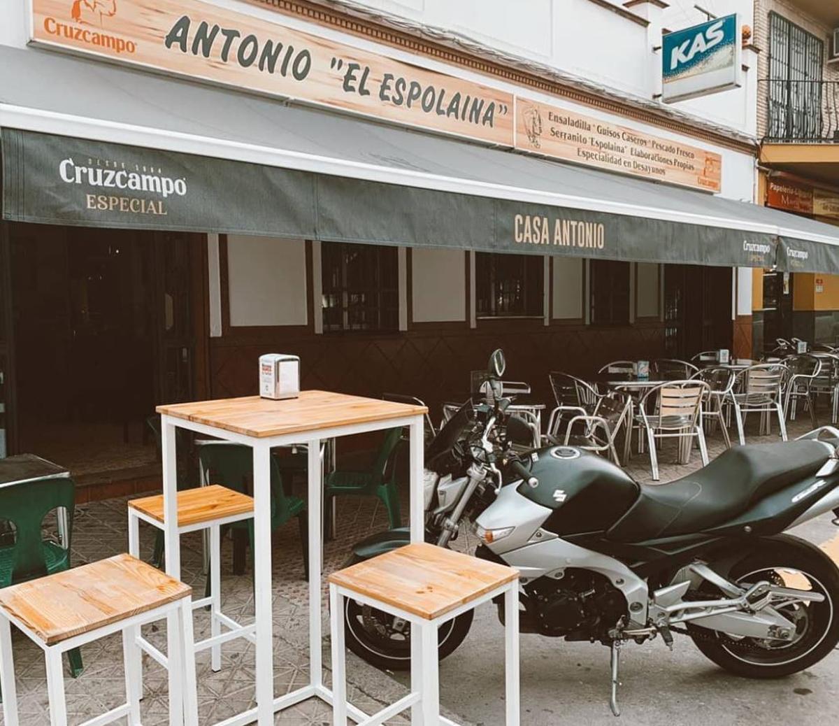 El mítico bar Antonio el Espolaina de Nervión, en Sevilla, cierra sus puertas tras cuatro décadas de historia