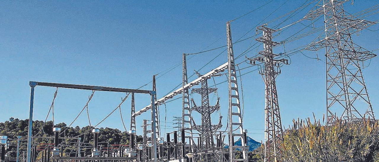 La subestación eléctrica de Alcodar, de donde surge la línea para la de Sanxo Llop.