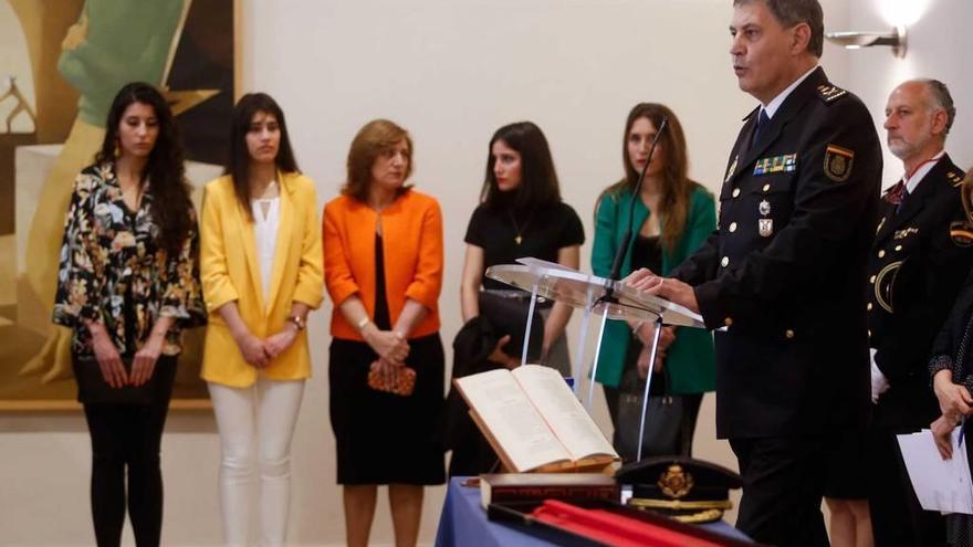 El jefe superior de Policía, Juan Jesús Herranz Yubero, durante su discurso, ante su familia: de izquierda a derecha, sus hijas Elena y Miriam; su esposa, María Soledad Gilarranz, y sus otras dos hijas, Raquel y Sandra.