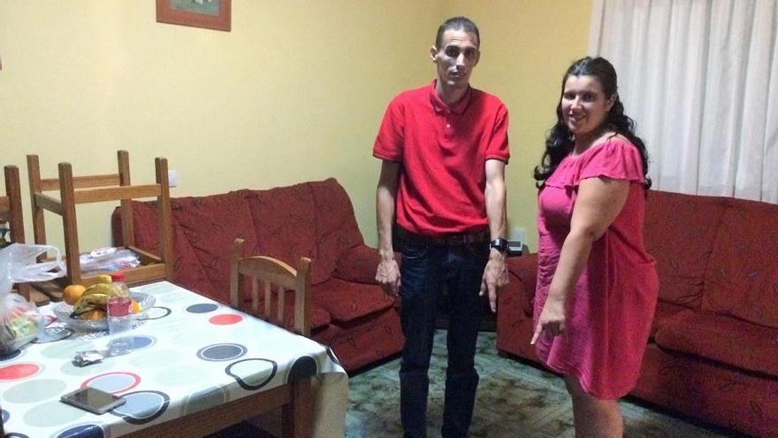 Norberto Cruz y Sabina Santana muestran, este martes, el lugar en el que nació su hija en el salón de su casa de Tahíche.