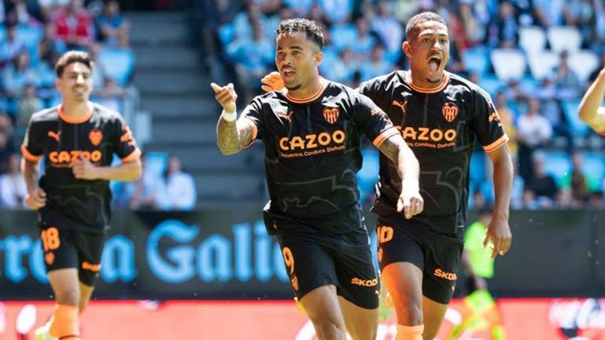 Kluivert celebra su gol frente al Celta en Balaídos