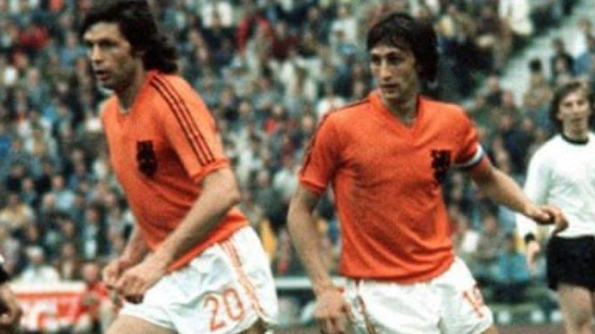 Imagem de archivo de Suurbier junto a Cruyff