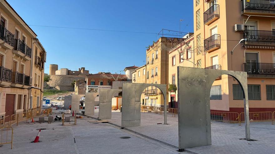 La Plaza de Arriba de Elda toma forma con la instalación de los arcos