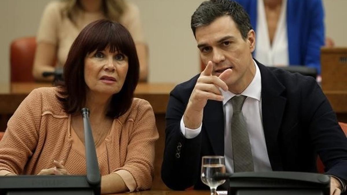 Pedro Sanchez y Micaela Navarro en la reunion del grupo parlamentario del PSOE