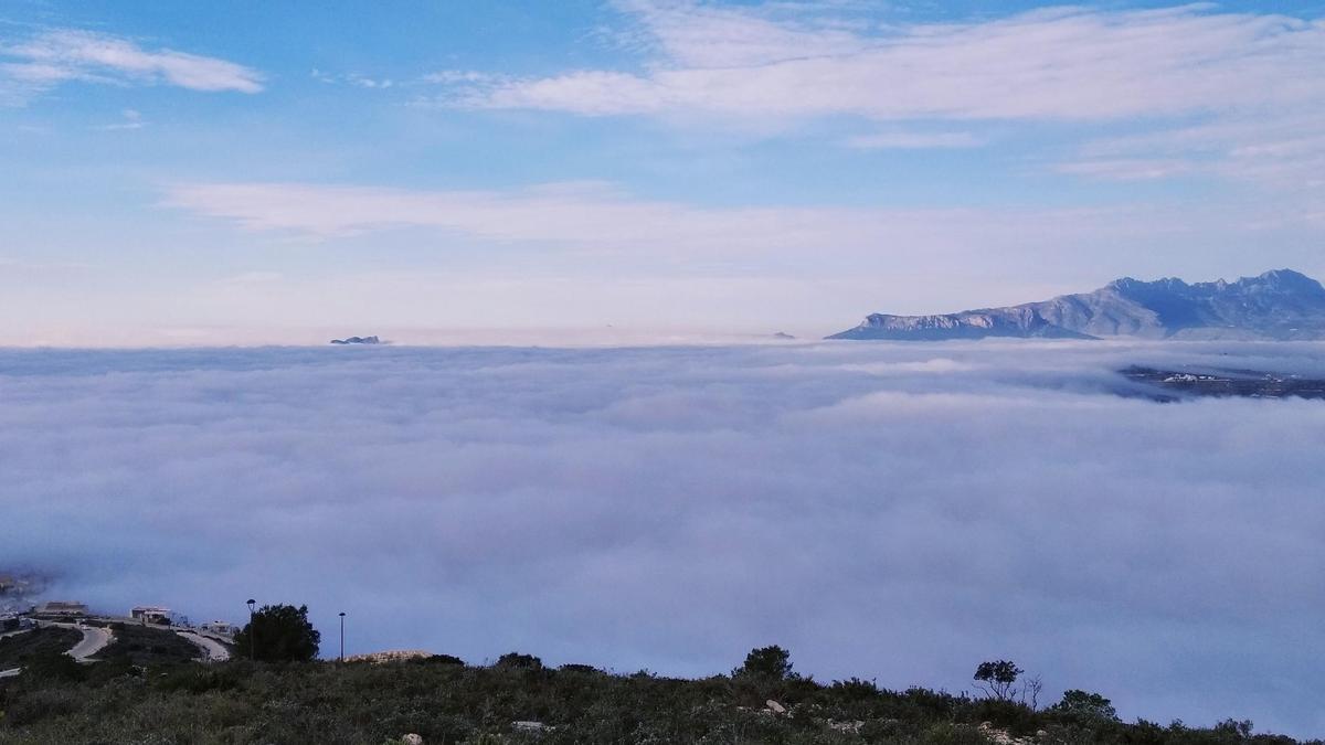 El &quot;islote&quot; que emerge de la niebla es el Penyal d&#039;Ifac. A la derecha, la Serra de Bèrnia.