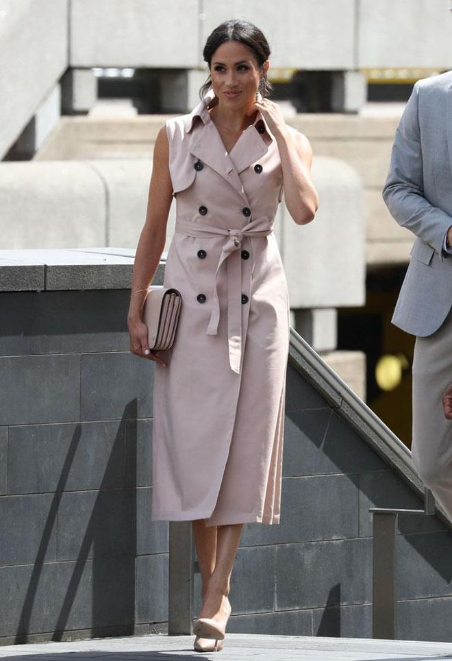 Meghan Markle con vestido trench en color nude de House of Nonie