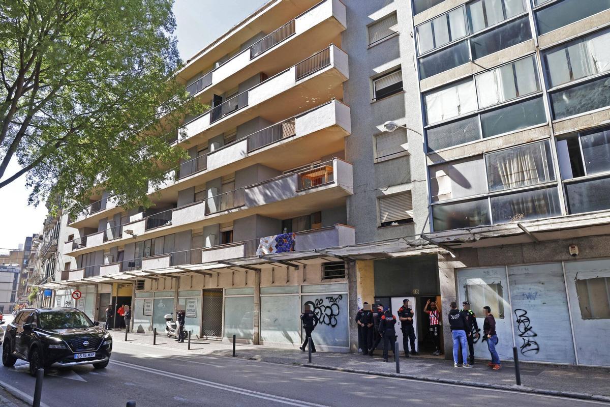 Tècnics de l’Ajuntament de Girona revisen l’estat del bloc ocupat de la ronda Ferran Puig amb suport de la policia