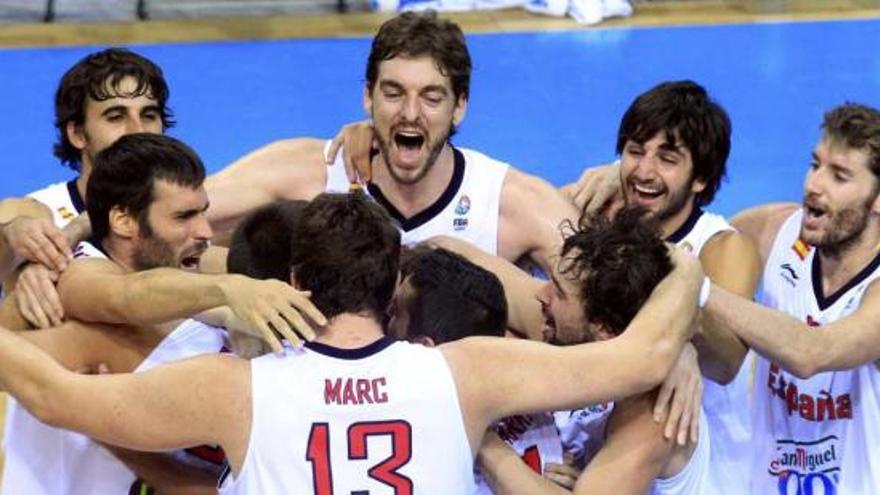 Instantes de la final en Kaunas entre España y Francia. f REUTERS/IVAN MILUTINOVIC