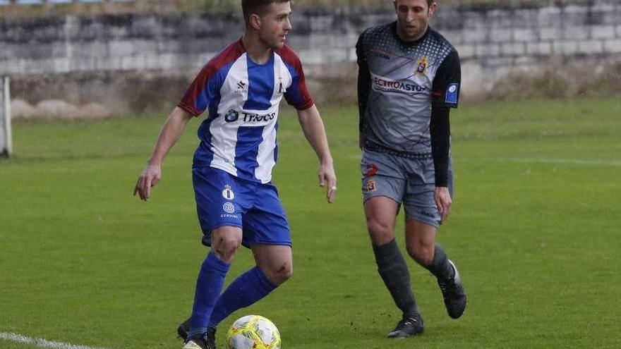 Cayarga, con la equipación empleada en la primera parte, ante la presión de Zapico.